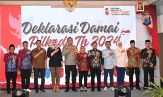 Kapolda Irjen Pol Winarto pimpin Deklarasi Pilkada Damai di Kalimantan Selatan Kapolda Irjen Pol Winarto pimpin Deklarasi Pilkada Damai di Kalimantan Selatan