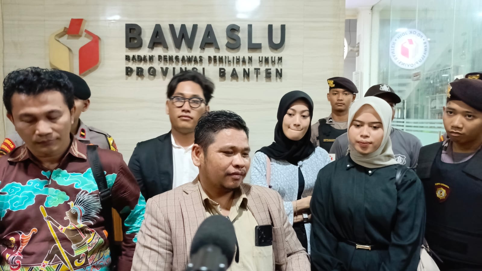 Diduga bersepakat dengan Apdesi di Pilkada Banten, Andra Soni dan Ratu Zakiyah Dilaporkan ke Bawaslu Diduga bersepakat dengan Apdesi di Pilkada Banten, Andra Soni dan Ratu Zakiyah Dilaporkan ke Bawaslu