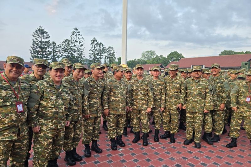 Kabinet Merah Putih olahraga pagi bersama pada hari pertama di Akmil Kabinet Merah Putih olahraga pagi bersama pada hari pertama di Akmil