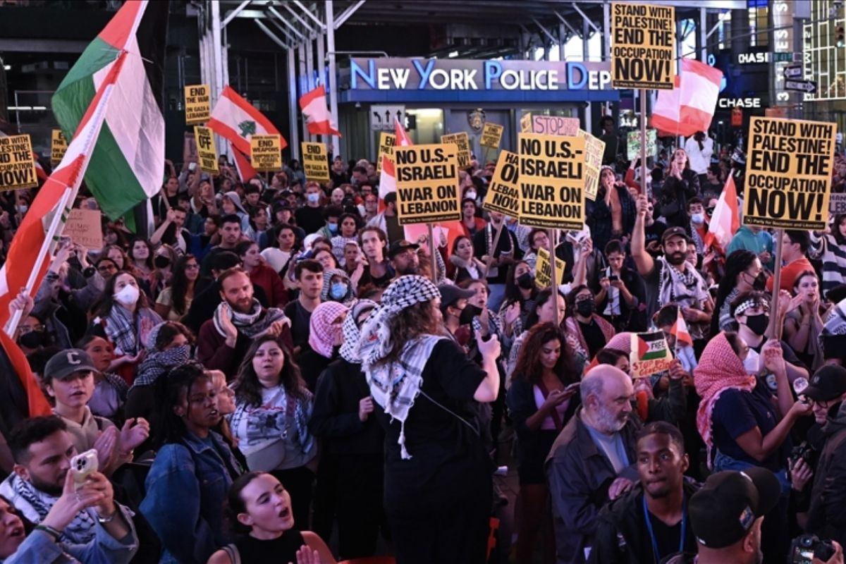 Warga Amerika desak pemerintahan Biden hentikan perang Israel di Gaza Warga Amerika desak pemerintahan Biden hentikan perang Israel di Gaza