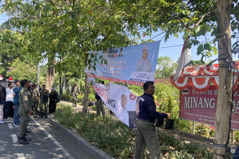 Tim gabungan di Denpasar turunkan alat peraga pilkada yang melanggar