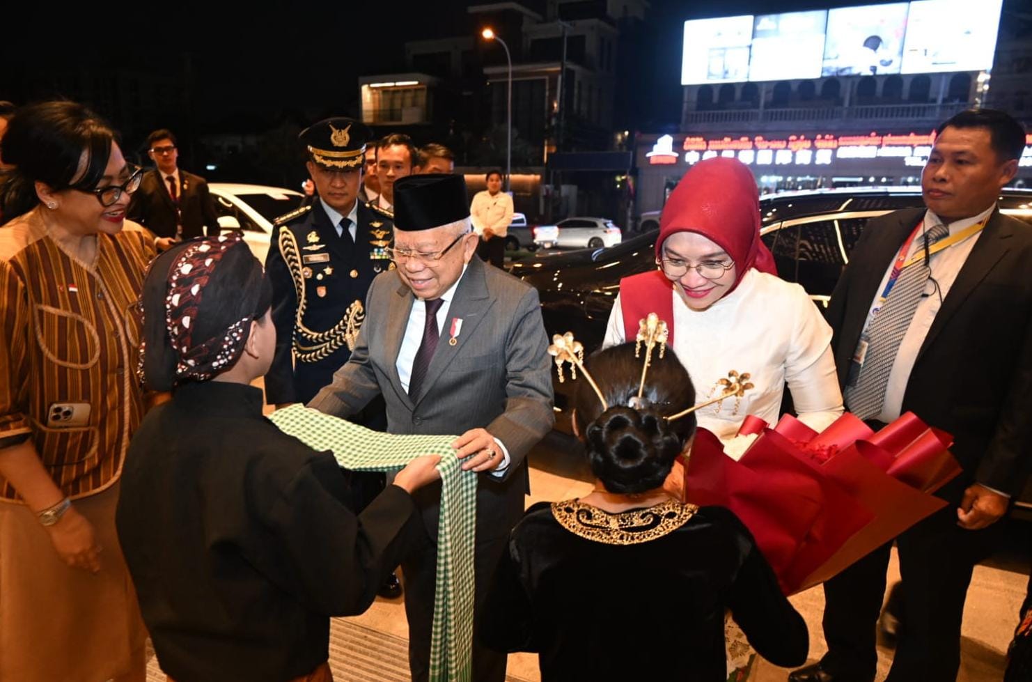 Tiba di Vientiane, Wapres dan Ibu Wury terima syal khas Laos Tiba di Vientiane, Wapres dan Ibu Wury terima syal khas Laos
