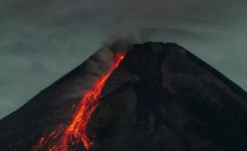 Gunung Merapi luncurkan 21 kali guguran lava sejauh 1,5 km Gunung Merapi luncurkan 21 kali guguran lava sejauh 1,5 km