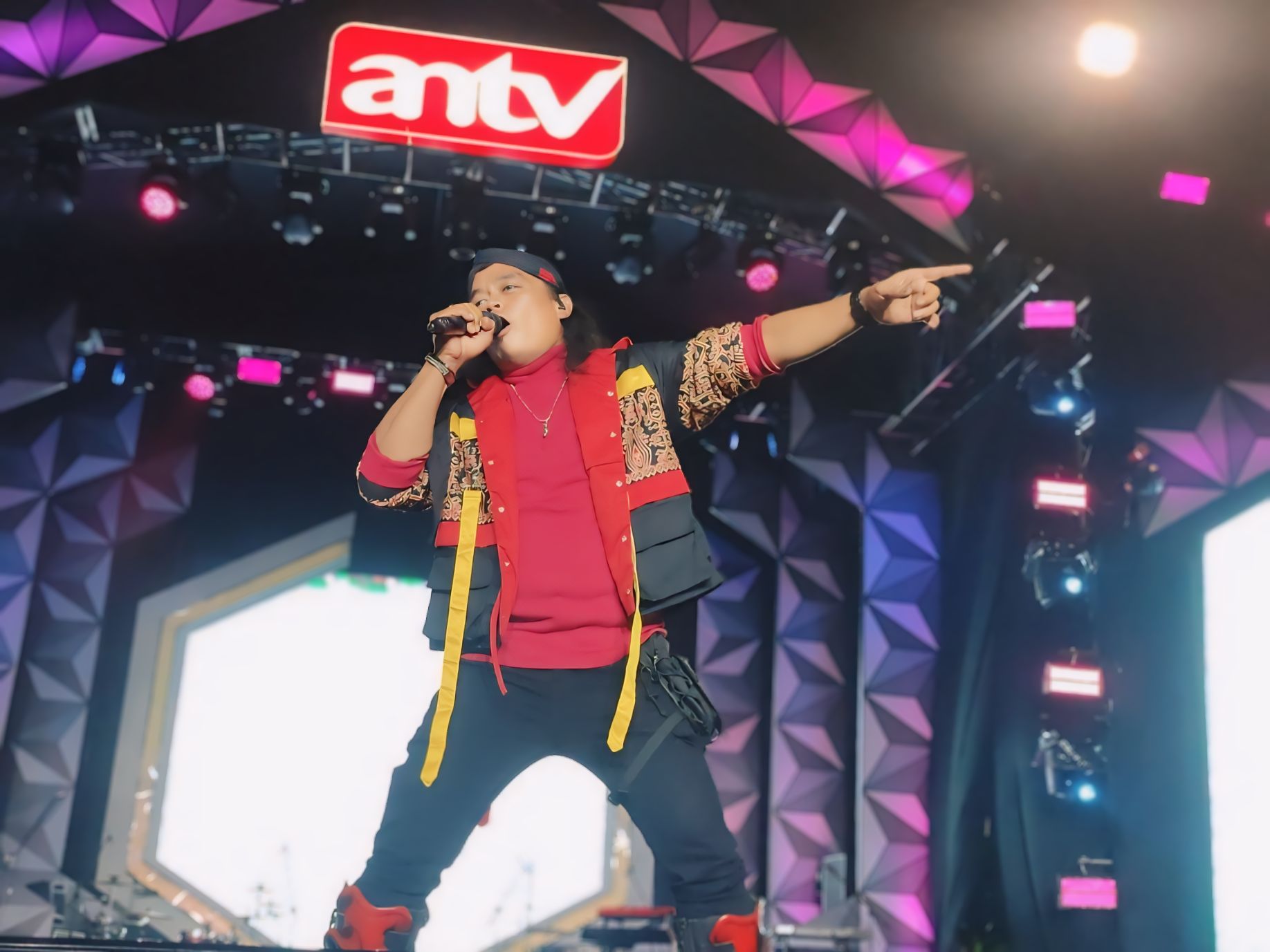 Lagu Oplosan karya Hitsmaker Nur Bayan kembali trending No. 1 di YouTube Music Lagu Oplosan karya Hitsmaker Nur Bayan kembali trending No. 1 di YouTube Music