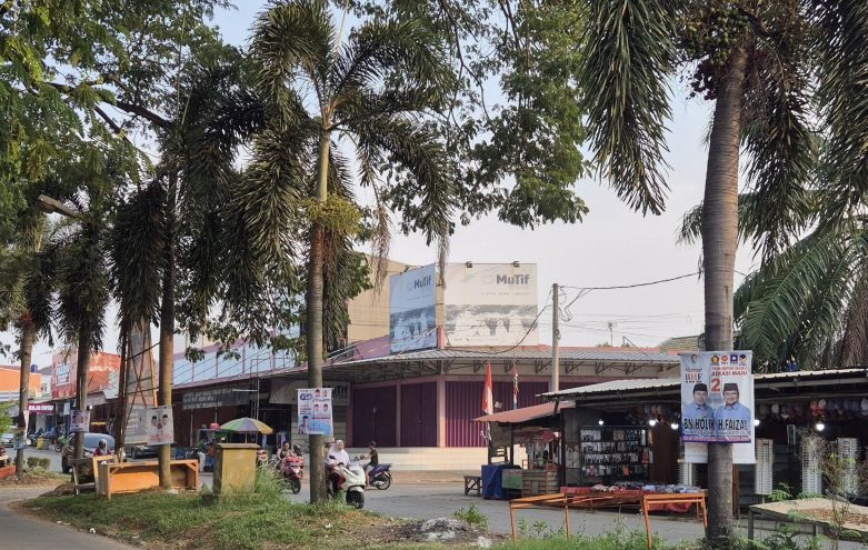 Alat peraga kampanye calon Bupati Bekasi merusak lingkungan Alat peraga kampanye calon Bupati Bekasi merusak lingkungan