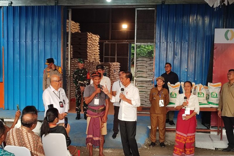 Jokowi akan bisiki Prabowo untuk lanjutkan bantuan beras ke rakyat Jokowi akan bisiki Prabowo untuk lanjutkan bantuan beras ke rakyat