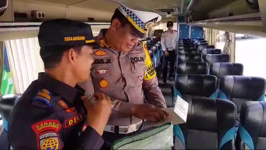 Satlantas dan Dishub cek kelaikan kendaraan di Terminal Kota Tegal Satlantas dan Dishub cek kelaikan kendaraan di Terminal Kota Tegal