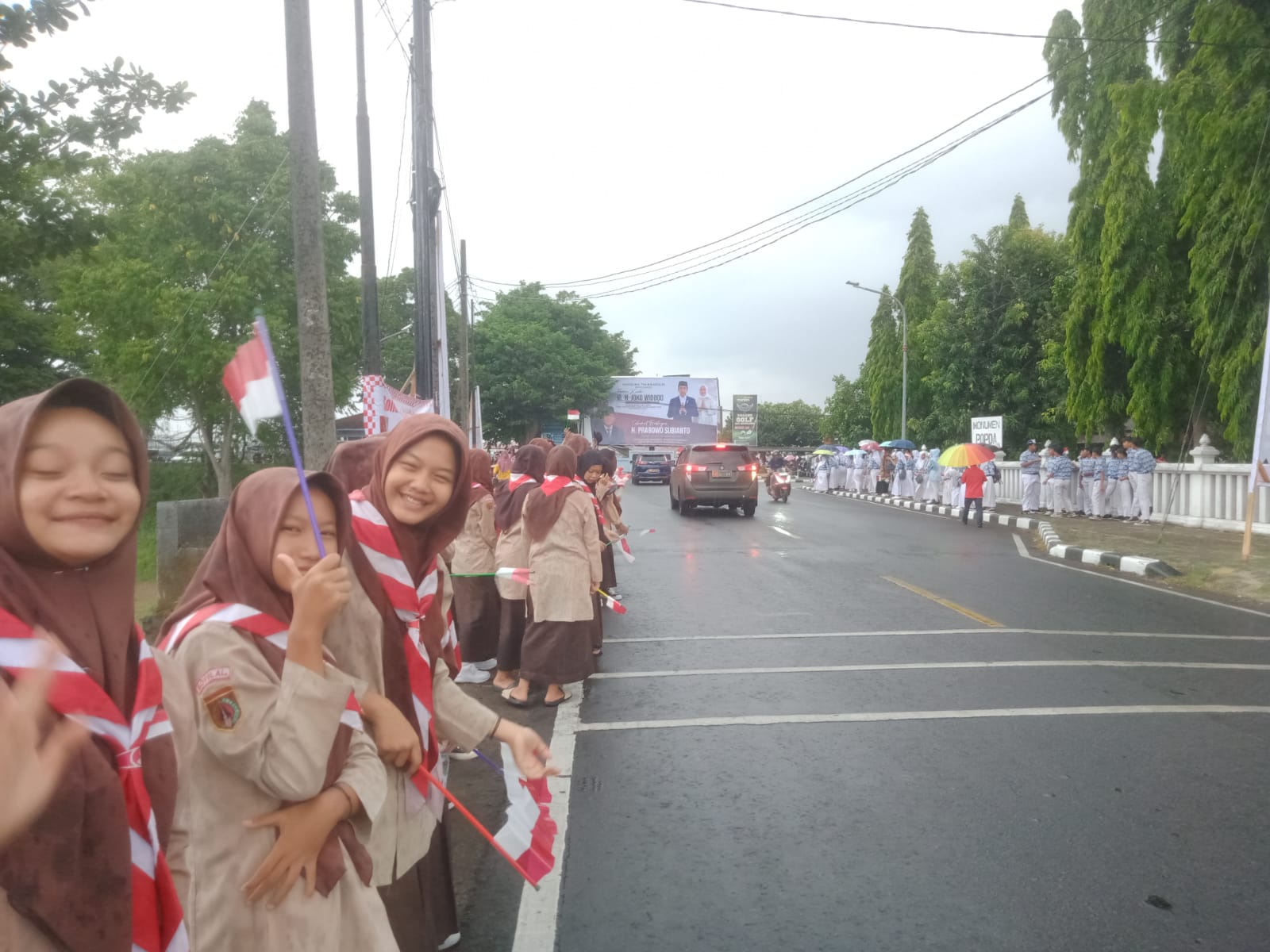 Jokowi dan Iriana tiba di Adi Soemarmo disambut warga Jokowi dan Iriana tiba di Adi Soemarmo disambut warga