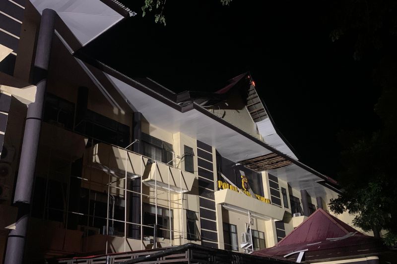 Gedung utama Mapolda Gorontalo terbakar Gedung utama Mapolda Gorontalo terbakar