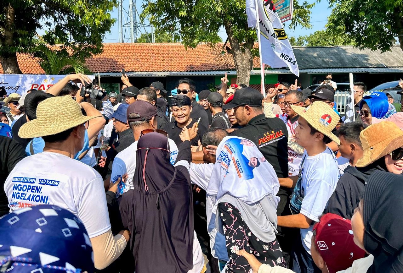 Para bakul dan UMKM pesta di Jalan Sehat Bareng Cagub Ahmad Luthfi di Pemalang Para bakul dan UMKM pesta di Jalan Sehat Bareng Cagub Ahmad Luthfi di Pemalang