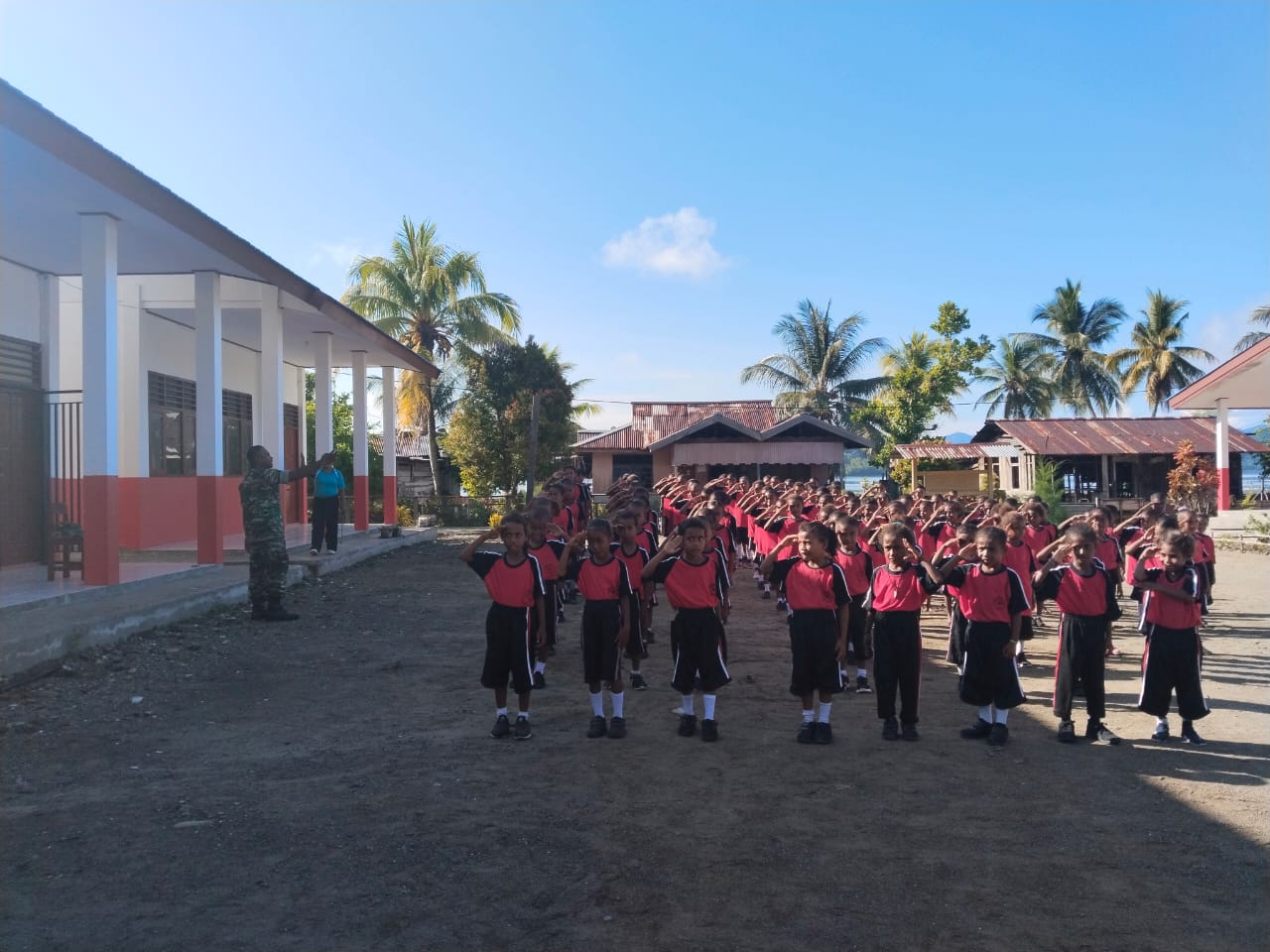 Tanam disiplin sejak dini, Anggota Satgas TMMD Kodim Raja Ampat latih PBB Tanam disiplin sejak dini, Anggota Satgas TMMD Kodim Raja Ampat latih PBB