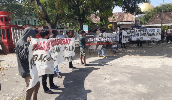 Tanah lapangan beralih fungsi, warga Kacangan geruduk kantor desa Tanah lapangan beralih fungsi, warga Kacangan geruduk kantor desa