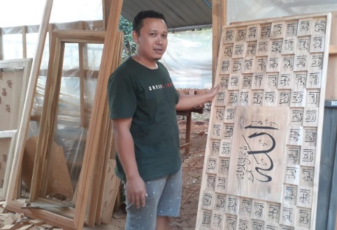 Pernah dipasarkan keliling, kaligrafi karya pemuda jepara tembus pasar nasional Pernah dipasarkan keliling, kaligrafi karya pemuda jepara tembus pasar nasionalÂ