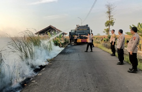 Polres Tegal Kota kerahkan mobil AWC padamkan kebakaran lahan kosong Polres Tegal Kota kerahkan mobil AWC padamkan kebakaran lahan kosong