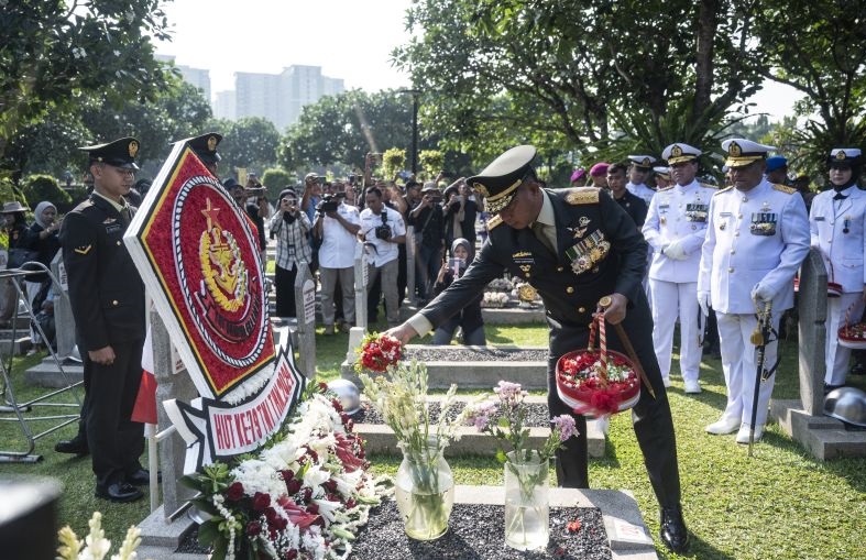 Panglima dan jajaran petinggi ziarah ke TMP Kalibata Panglima dan jajaran petinggi ziarah ke TMP Kalibata
