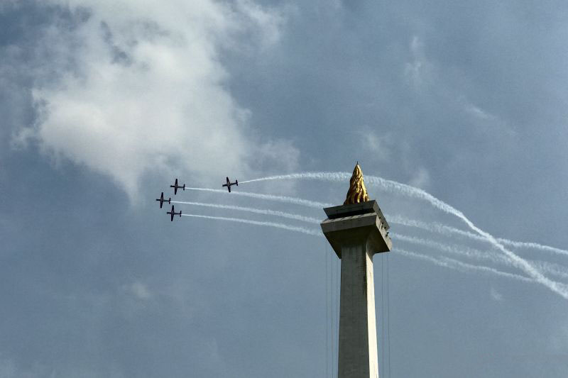 JAT TNI AU kembali bermanuver di langit Monas saat HUT Ke-79 TNI JAT TNI AU kembali bermanuver di langit Monas saat HUT Ke-79 TNI