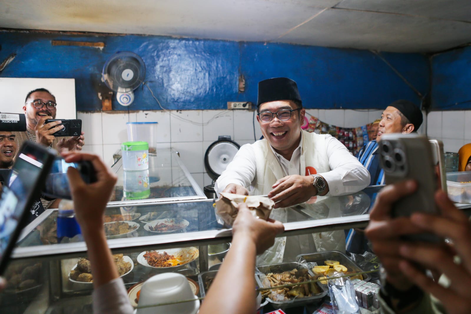 Relawan Bang Emil Teman Kita traktir Ridwan Kamil dan Masyarakat Jakarta makan siang gratis Relawan Bang Emil Teman Kita traktir Ridwan Kamil dan Masyarakat Jakarta makan siang gratis