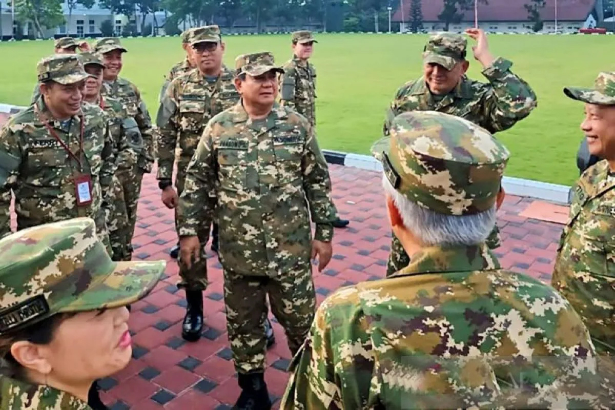 Buka retreat, Prabowo ajak anggota kabinet baris berbaris Buka retreat, Prabowo ajak anggota kabinet baris berbaris