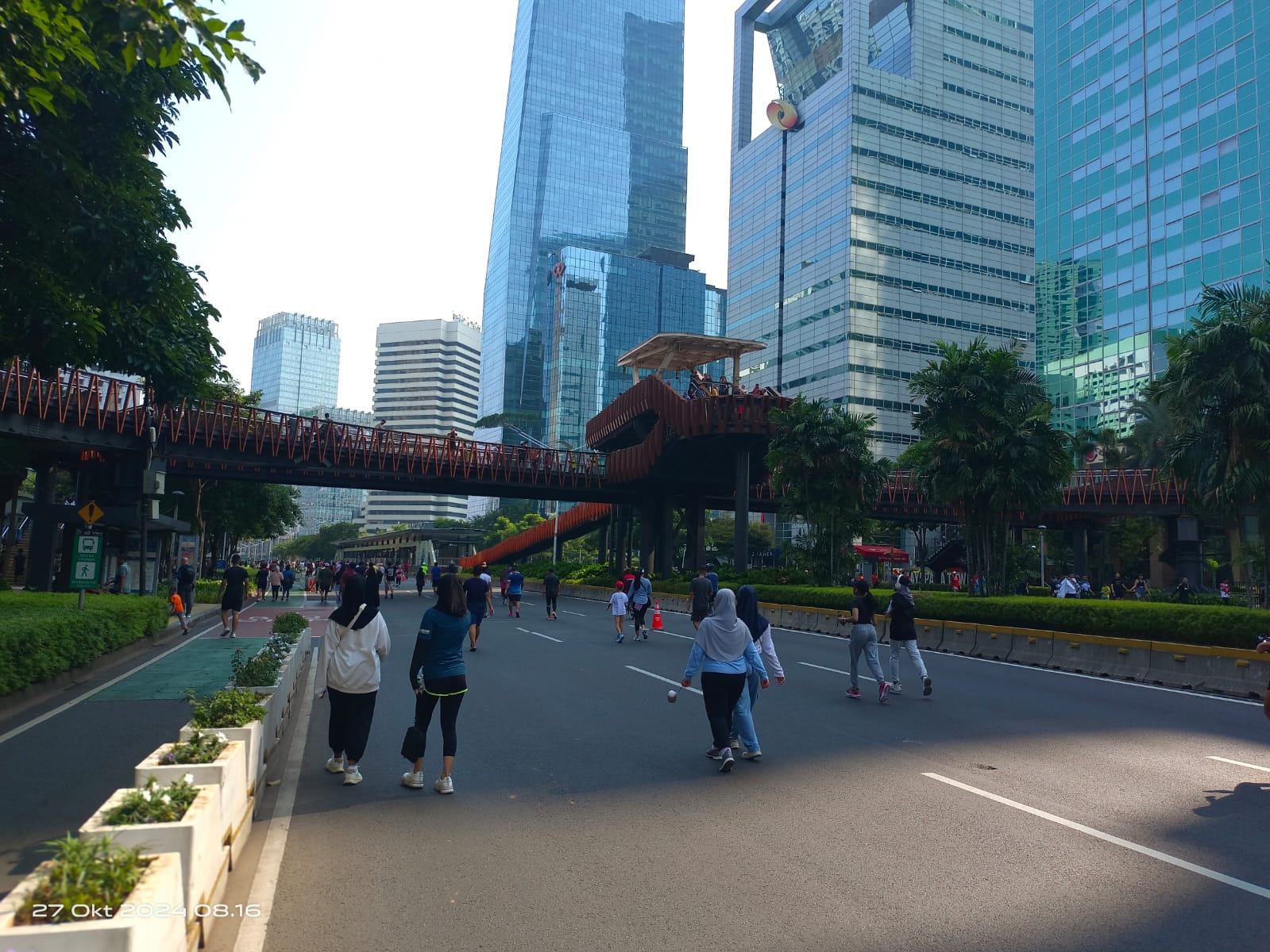 CFD warga berolahraga di Sudirman Jakarta. CFD warga berolahraga di Sudirman Jakarta.