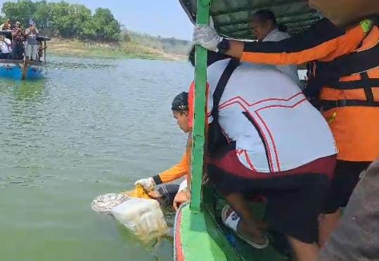 Petugas Galawi Rescue dan PMI temukan jenazah pencari ikan Petugas Galawi Rescue dan PMI temukan jenazah pencari ikan
