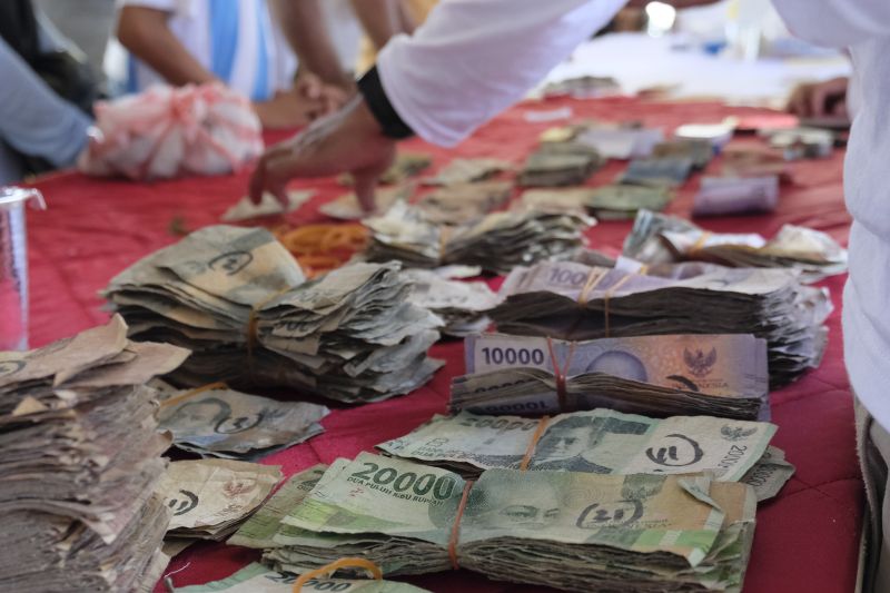 Rupiah Senin meningkat 20 poin menjadi Rp15.461 per dolar AS Rupiah Senin meningkat 20 poin menjadi Rp15.461 per dolar AS