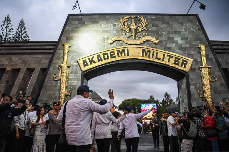 Anggota kabinet pakai loreng komcad ikut pembekalan cegah korupsi Anggota kabinet pakai loreng komcad ikut pembekalan cegah korupsi