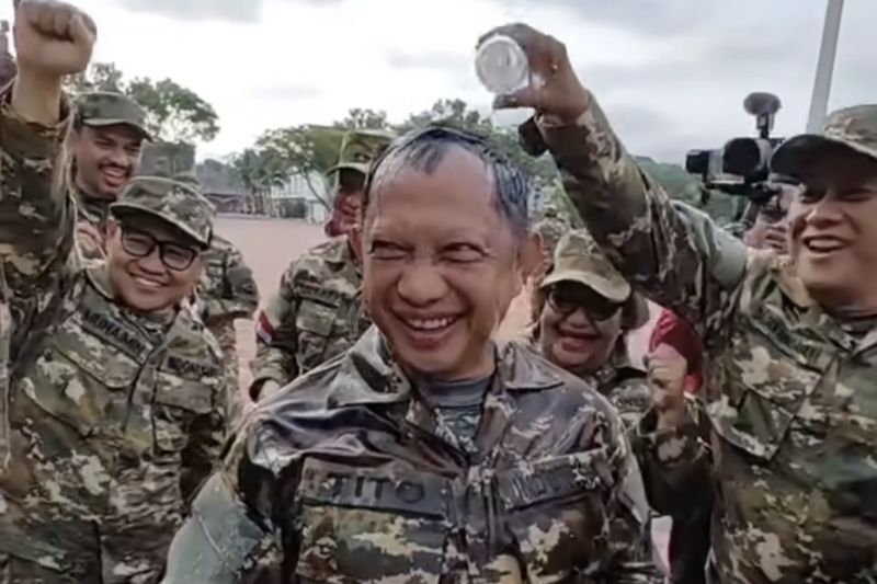 Ulang tahun Menteri Tito dirayakan penuh kebersamaan di sela retret Akmil