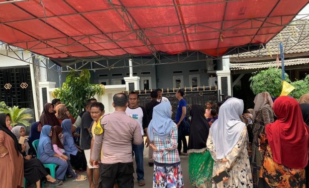 Seorang ibu dan anak ditemukan tewas bunuh diri di Karawang Seorang ibu dan anak ditemukan tewas bunuh diri di Karawang