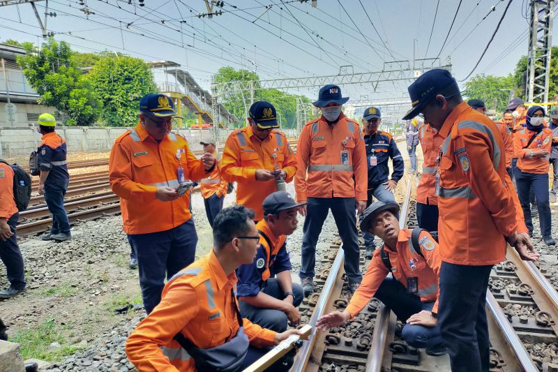 KAI Daop 1 Jakarta rutin cek jalur pastikan perjalanan kereta api aman KAI Daop 1 Jakarta rutin cek jalur pastikan perjalanan kereta api aman