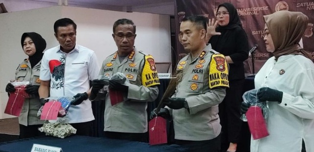 Polisi tetapkan pasutri sebagai tersangka karena aniaya anak sendiri Polisi tetapkan pasutri sebagai tersangka karena aniaya anak sendiri