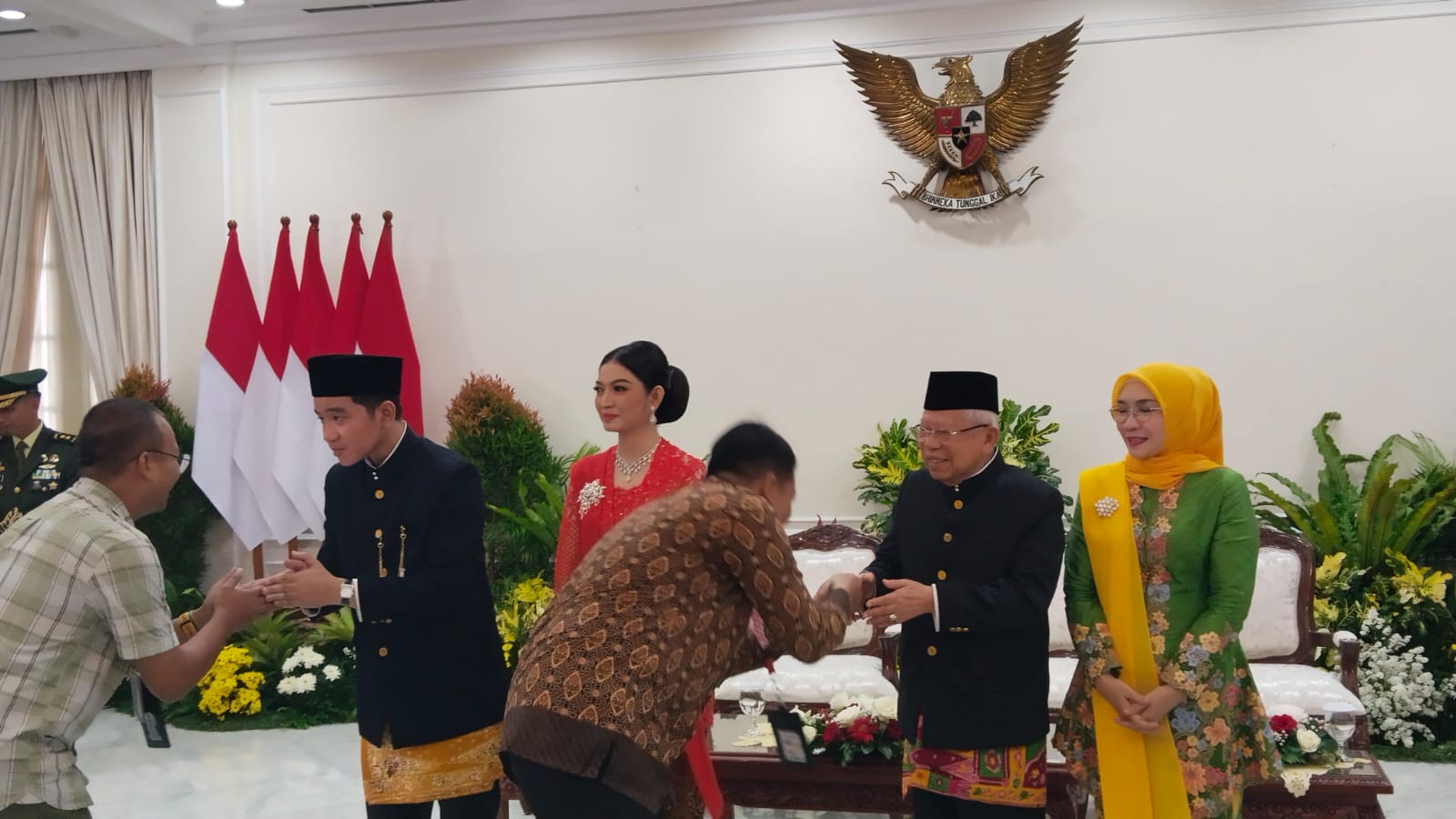 Gibran melepas Maruf Amin usai purna tugas di Istana Wapres Gibran melepas Maruf Amin usai purna tugas di Istana Wapres