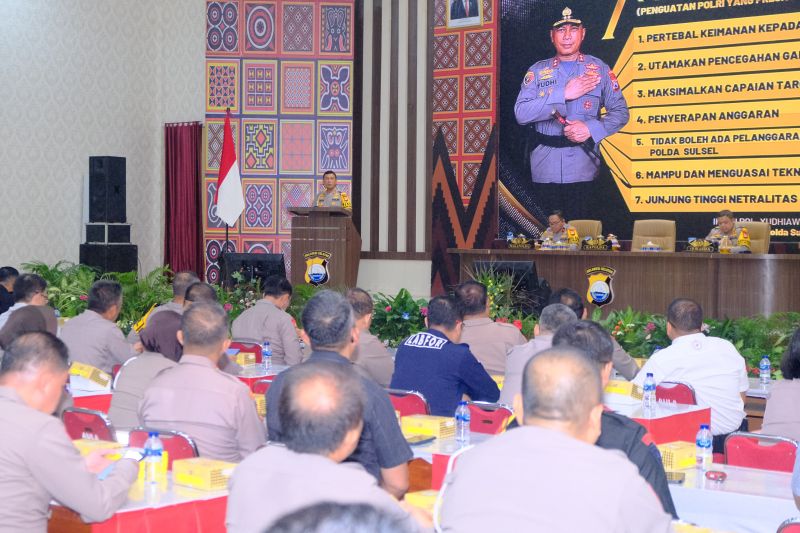 Kapolda Sulsel beri arahan jelang pelantikan Presiden RI Kapolda Sulsel beri arahan jelang pelantikan Presiden RI