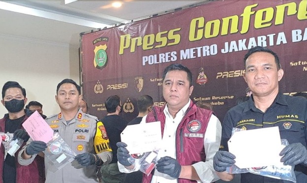 Polisi buru pemasok narkoba ke aktor Andrew Andika Polisi buru pemasok narkoba ke aktor Andrew Andika