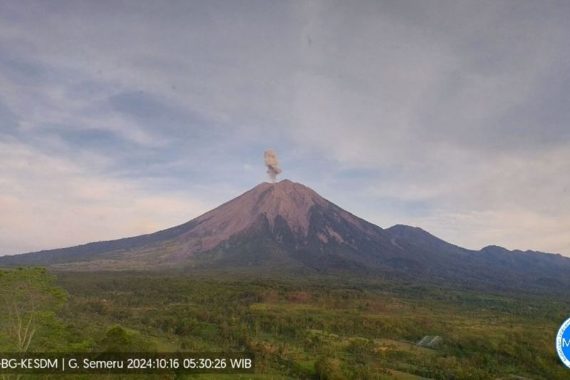 Gunung Semeru erupsi setinggi 700 meter Gunung Semeru erupsi setinggi 700 meter