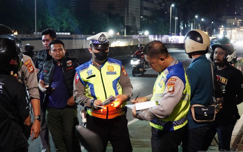 Polisi sita 32 motor tak ber-STNK dan berpelat nomor di Monas-Thamrin Polisi sita 32 motor tak ber-STNK dan berpelat nomor di Monas-Thamrin