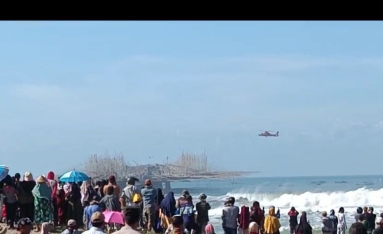 Helikopter Basarnas kirim bantuan ke 70 korban ombak besar di Sukabumi Helikopter Basarnas kirim bantuan ke 70 korban ombak besar di Sukabumi