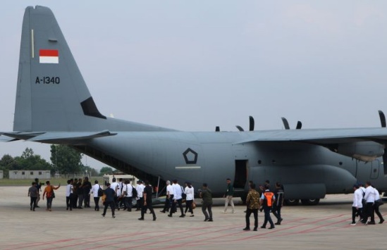 Jajaran menteri naik Pesawat Super Hercules ke Magelang Jajaran menteri naik Pesawat Super Hercules ke Magelang