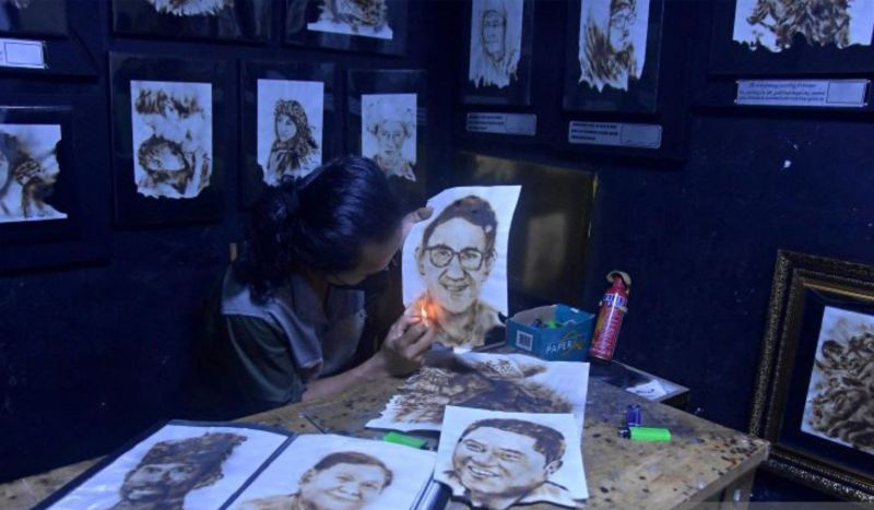 Pelukis Cikarang raup cuan dari karya seni lukis bakar Pelukis Cikarang raup cuan dari karya seni lukis bakar