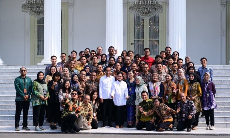 Jokowi ajak pegawai hingga wartawan foto bersama jelang purnatugas Jokowi ajak pegawai hingga wartawan foto bersama jelang purnatugas