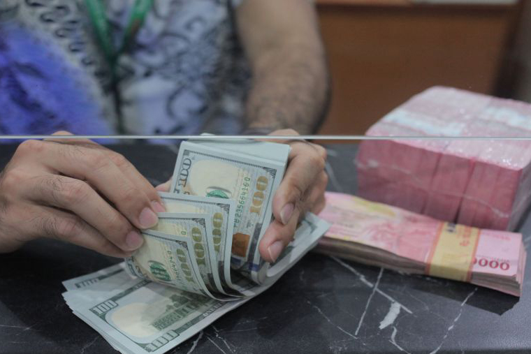 Rupiah Jumat turun 31 poin menjadi Rp15.615 per dolar AS Rupiah Jumat turun 31 poin menjadi Rp15.615 per dolar AS