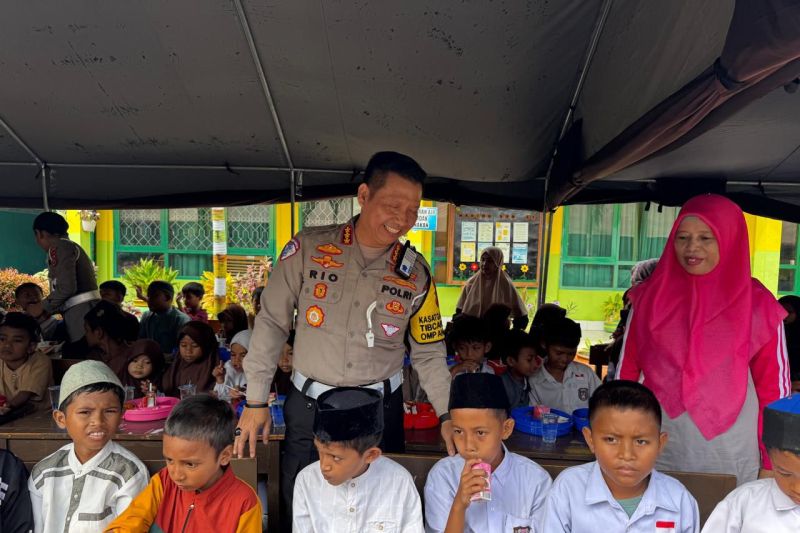 Dit Lantas Polda Sultra sosialisasi program makan gratis ke siswa SD Dit Lantas Polda Sultra sosialisasi program makan gratis ke siswa SD