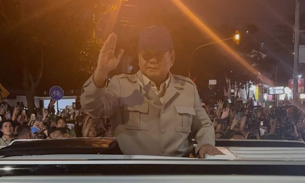 Presiden Prabowo sapa warga dari dalam Maung saat tiba di Akmil