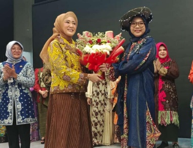 Pemkab Kudus Juara 1 di ajang Fashion Show Dekrasanasda Jateng Pemkab Kudus Juara 1 di ajang Fashion Show Dekrasanasda Jateng