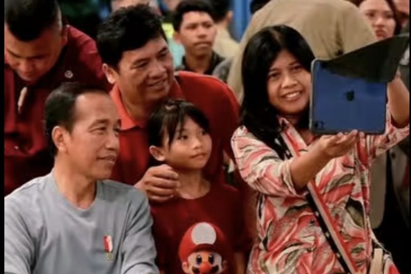 Jokowi transit di Kupang dan pesan mi pedas kekinian sambil sapa warga Jokowi transit di Kupang dan pesan mi pedas kekinian sambil sapa warga