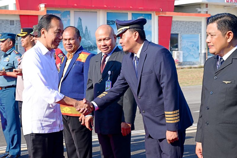 Presiden Jokowi tinjau pasar dan sekolah di Alor Presiden Jokowi tinjau pasar dan sekolah di Alor