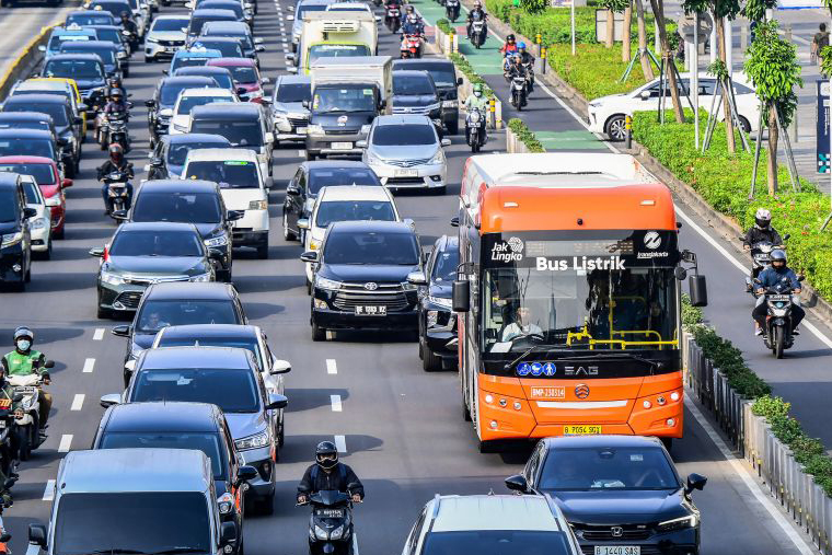 Studi: Kendaraan berat jadi kontributor terbesar polutan di Jakarta