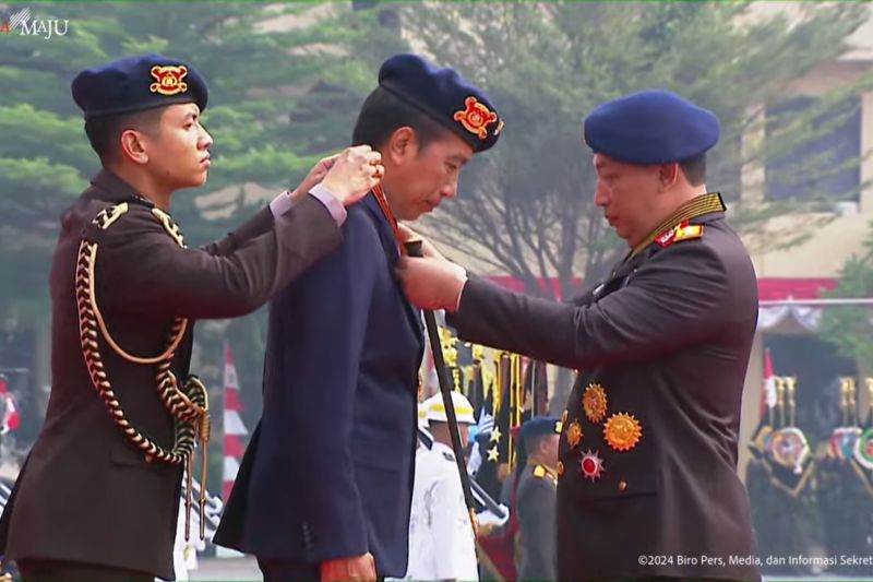 Presiden Jokowi dianugerahi medali kehormatan Loka Praja Samrakshana Presiden Jokowi dianugerahi medali kehormatan Loka Praja Samrakshana