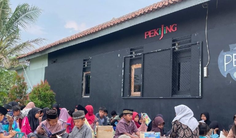 Meningkatkan literasi masyarakat melalui kampung Pekijing Meningkatkan literasi masyarakat melalui kampung Pekijing