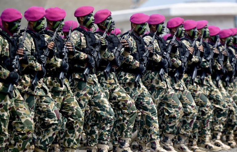 Warga tumpah ruah padati Monas lihat defile HUT Ke-79 TNI Warga tumpah ruah padati Monas lihat defile HUT Ke-79 TNI