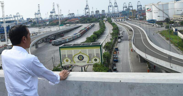Pembangunan infrastruktur masif berpengaruh positif pada pertumbuhan ekonomi dan kesra Pembangunan infrastruktur masif berpengaruh positif pada pertumbuhan ekonomi dan kesra
